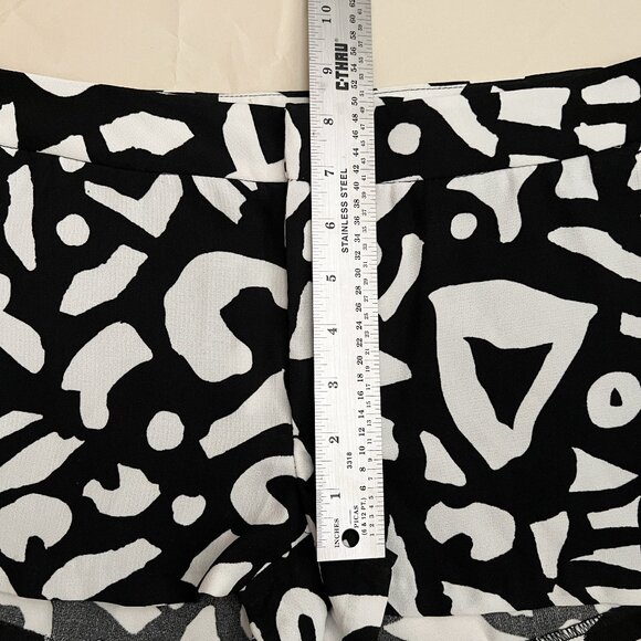 NWOT Urban Outfitters Alice & UO Black & White Patterned Shorts Size 0 - Picture 11 of 14